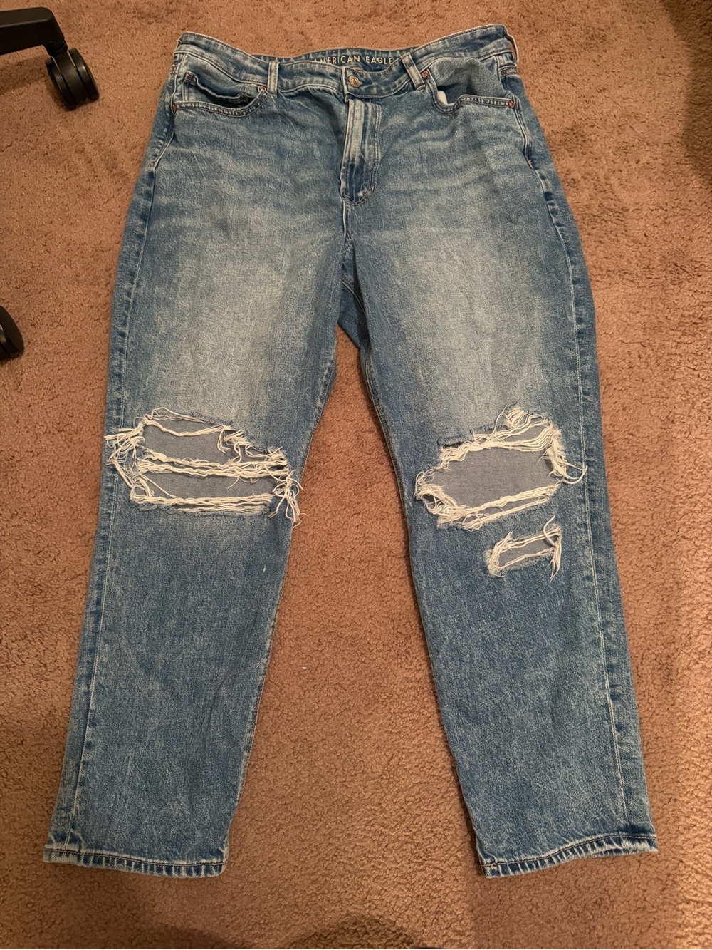American Eagle Distressed Strigid High-Rise Mom Jeans - Light Blue